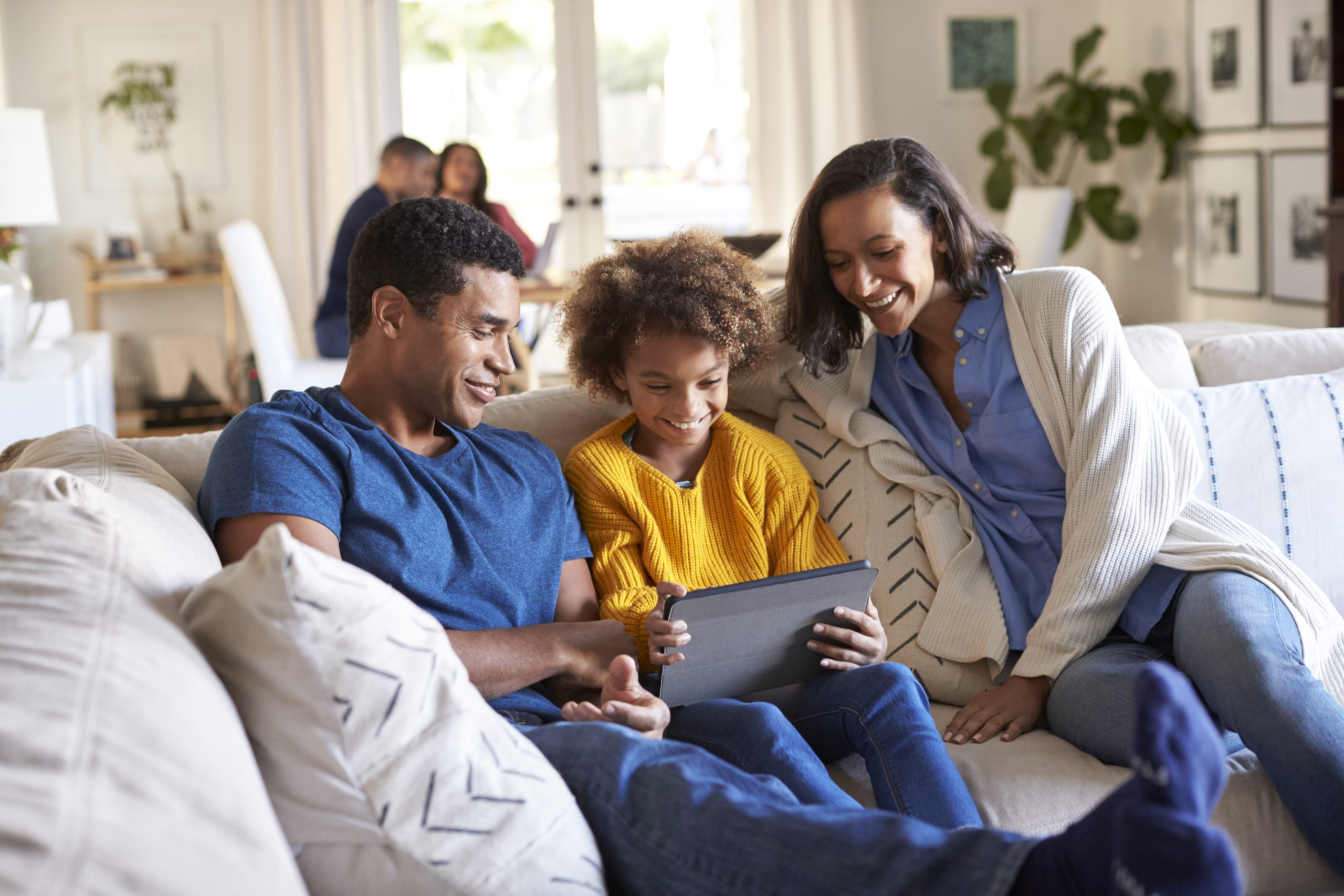 parents discussing credit management with their teenage daughter