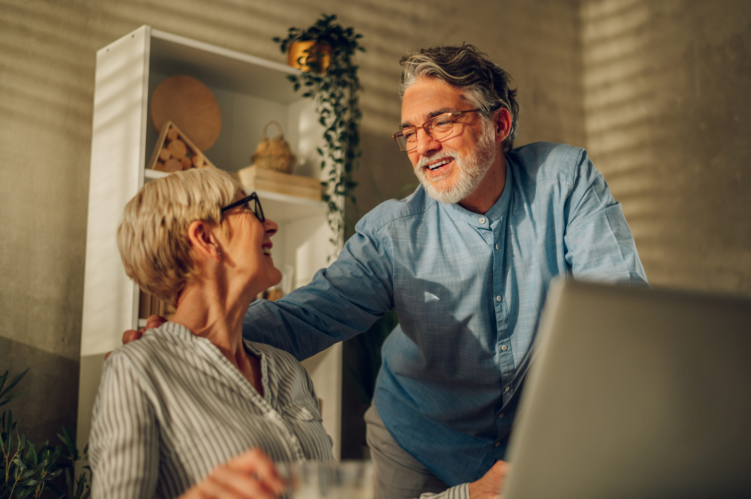 Senior couple researching 401k vs Roth IRA